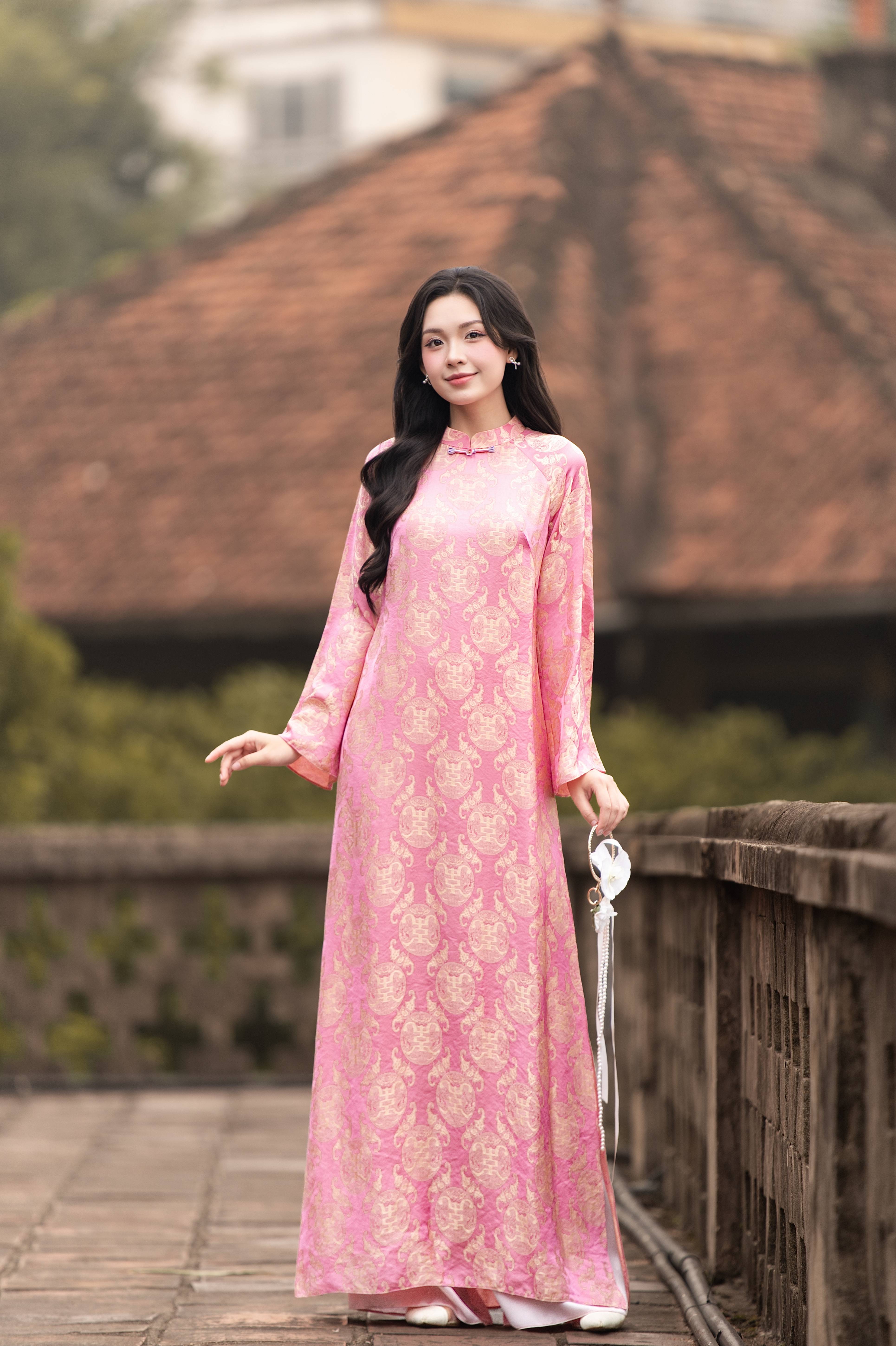 Áo Dài Gấm Hồng Họa Tiết Đồng Tiền Cầu May Mắn